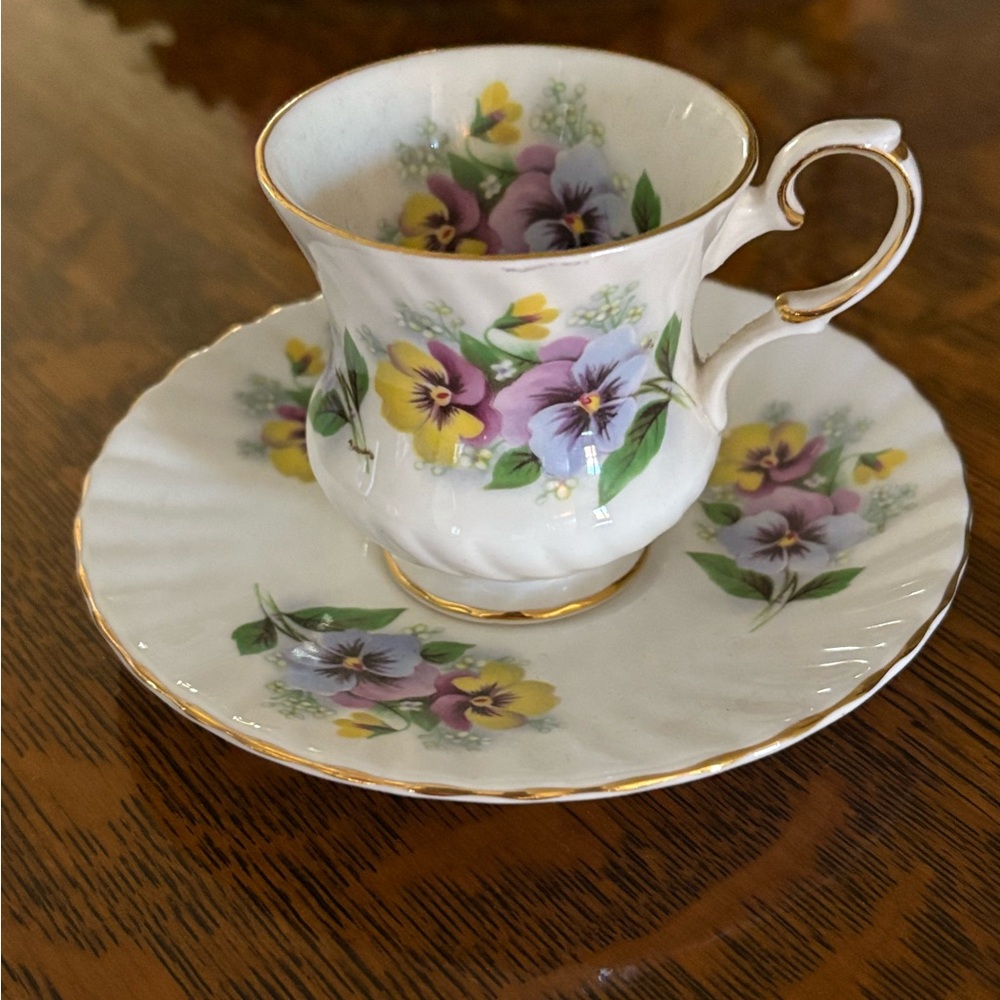 Elizabethan Fine Bone China Vintage Floral Pansy Floral Teacup and Saucer Set